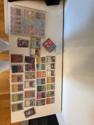 Pokemonkort-Samling - Säljer en Pokémon kort samling med väldigt många kort, top loaders, plastskydd och pärm är inkluderat. Gissar på att det ligger runt omkring 2000-3000kr men säljer dom för 1800kr. Blandning mellan japanska och engelska Pokémon kort 