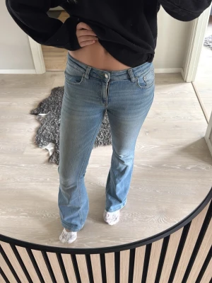 Ljusblå bootcut jeans med stretch - Säljer ett par ljusblå bootcut jeans med låg midja. Jättesköna jeans verkligen, men kommer tyvärr inte till användning🌸