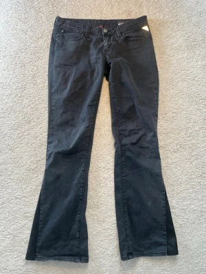 Lågmidjade Bootcut Replay Byxor - Säljer dessa då de är för stora. Passar mig i längden och jag är ca 160 lång. Kom privat för fler frågor💕