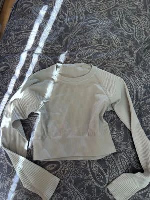 Beige ribbad tränings-topp - Croppad tränings-topp | passar XS-S