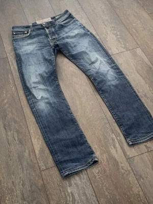 Jacob Cohen Jeans - Säljer ett par otroligt snygga Jacob Cohen jeans. Skicket är 10/10. Storleken är 32. Priset kommer att ligga på 899kr men kan sänkas vid snabb affär. Kolla min profil för liknande kläder.