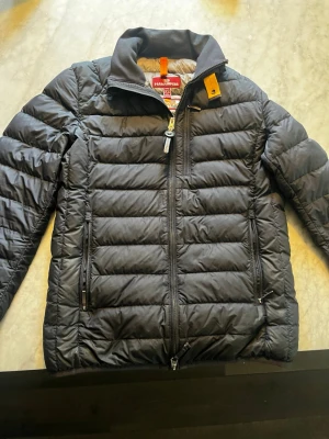 Parajumper Jacka - Stilren Parajumpers “Super Lightweight” dunjacka i blått – lätt, varm och smidig med perfekt passform (XS). Ikoniska detaljer och hög kvalitet som ger både komfort och ett exklusivt uttryck.  I mycket fint skick och perfekt för vår, höst eller milda vinterdagar. En premiumjacka som lyfter din stil direkt – först till kvarn!  Pris kan diskuteras vid snabb affär och jag skickar snabbt 📦
