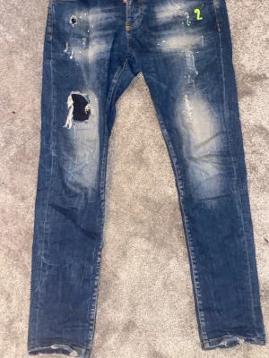 Dsquared2 jeans - Ett par riktigt snygga dsquared2 jeans som jag köpte för typ 3 år sedan men inte längre passar mig därför säljer jag till ett bra pris som även går att diskuteras✅ FRAKTAR INOM 24h efter köp📦🚚