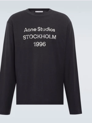Svart långärmad topp Acne Studios - Svart långärmad topp från Acne Studios med tryck 'Acne Studios STOCKHOLM 1996' framtill. Tillverkad i mjuk bomull med relaxed fit och rund halsringning. Perfekt för en clean och stilren look.