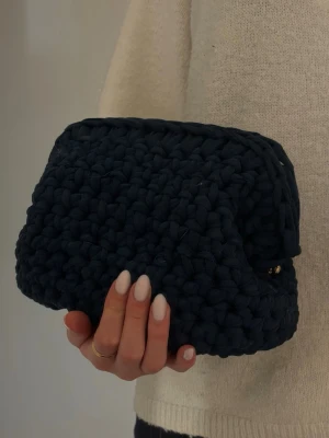 Svart handvirkad clutchväska - Unik mörkgrön handväska i chunky, handvirkat tyg. Perfekt för dig som gillar en personlig och trendig accessoar. Ingen synlig logga eller märke.