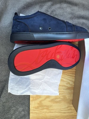 Mörkblå Christian Louboutin sneakers - Säljer ett par helt nya Christian Louboutins skor. Aldrig använda, tillbehöret är allt som finns med bilderna. Pris går att diskutera vid snabb affär 🚚💨 Storlek 41 men passar 40 också ☺️