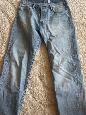 Ljusblå raka jeans från Weekday - Säljer ett par ljusblå jeans med rak passform och klassisk femficksdesign. Jeansen har normal midja och är tillverkade i denim. Perfekta för en avslappnad och trendig look. Storleken är W 30 och L 32. Pris kan diskuteras privat.
