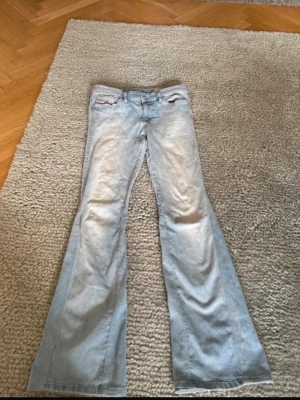 Ljusblå bootcut jeans Diesel - Diesel jeans köpte för 900 kr  29 w 30 L