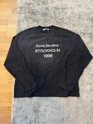 Acne studio longsleeve - Säljer denna as feta acne studio longsleeve då den tyvärr inte passar mig. Pris kan alltid diskuteras vid snabb affär, hör av er vid frågor eller funderingar.