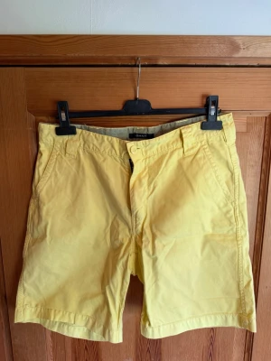 Gula shorts från Gant  - W33. Gant