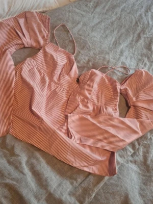 Korall/rosa blus  - Super söt korall/rosa blus som är vit randig, jätte söt i sommar 