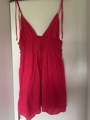 Sommar/strand klänning Zara - Säljer denna coral/rosa klänningen från Zara i storlek L men väldigt liten i storlek skulle passa s