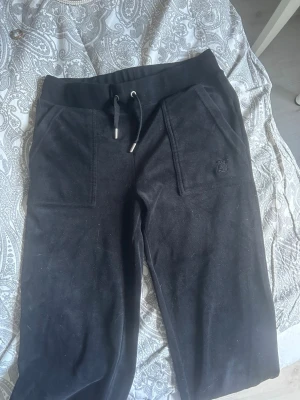 Juicy couture mjukisbyxor - Säljer nu mina svarta juicy couture byxor!!!! Säljer då de ej kommer till användning🩷🩷🩷Storlek xs, kom privat för fler bilder eventuellt passform! Priset är ej hugget i sten. Nypris: 1200