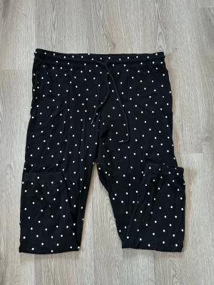 Prickiga pyjamasbyxor - Supermjuka svarta pyjamasbyxor med vita prickar! Endast testade så aldrig använda 🖤 mudd längst ned & justerbar midja med snöre!