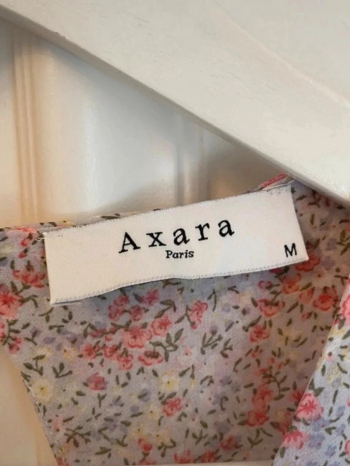 Blommig kortklänning med v-ringning - 2