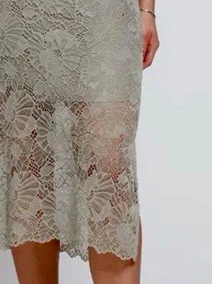 Midilång klänning i blommig spetsdesign - Vacker midiklänning från & Other Stories helt i blommig spetsdesign och en elegant, figurnära passform som ger en romantisk och sofistikerad känsla. Klänningen är fodrad till mitten av låret och har dragkedja i sidan för enkel på- och avklädning samt smala justerbara axelband och en subtil kant (scalloped hem). Slits på ena sida för rörelsefrihet och stil.  Mycket bra skick, inga skavanker.  Passar perfekt till studentfes, bröllop  eller andra speciella tillfällen där du vill känna dig extra ele