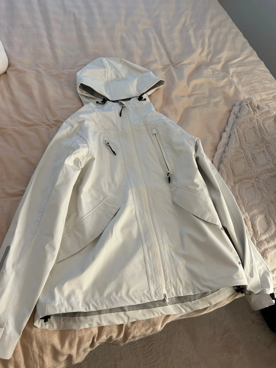 Vit vindjacka med huva