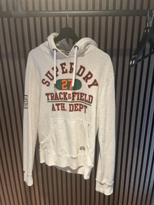 Superdry hoodie  - Säljer nu en superdry hoodie i storlek S | mycket fint skick utan defekter |  kom dm för flera frågor eller funderingar!