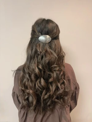 Silverfärgad hårklämma - Hårklämmor gjorda av skedar. Dessa skedar är köpta second hand och gjorts om till ett hårspänne, sitter ett enkelt spänne i bak som är lätt att fästa i håret!