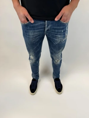 Dondup Jeans George  - Dondup Jeans George! Trendigaste jeansen på marknaden.  Ny pris= 4000 kr Säljs för= 1199 kr (Modellen har original slitningar från fabrik vilket är väldigt eftertraktat och populärt)