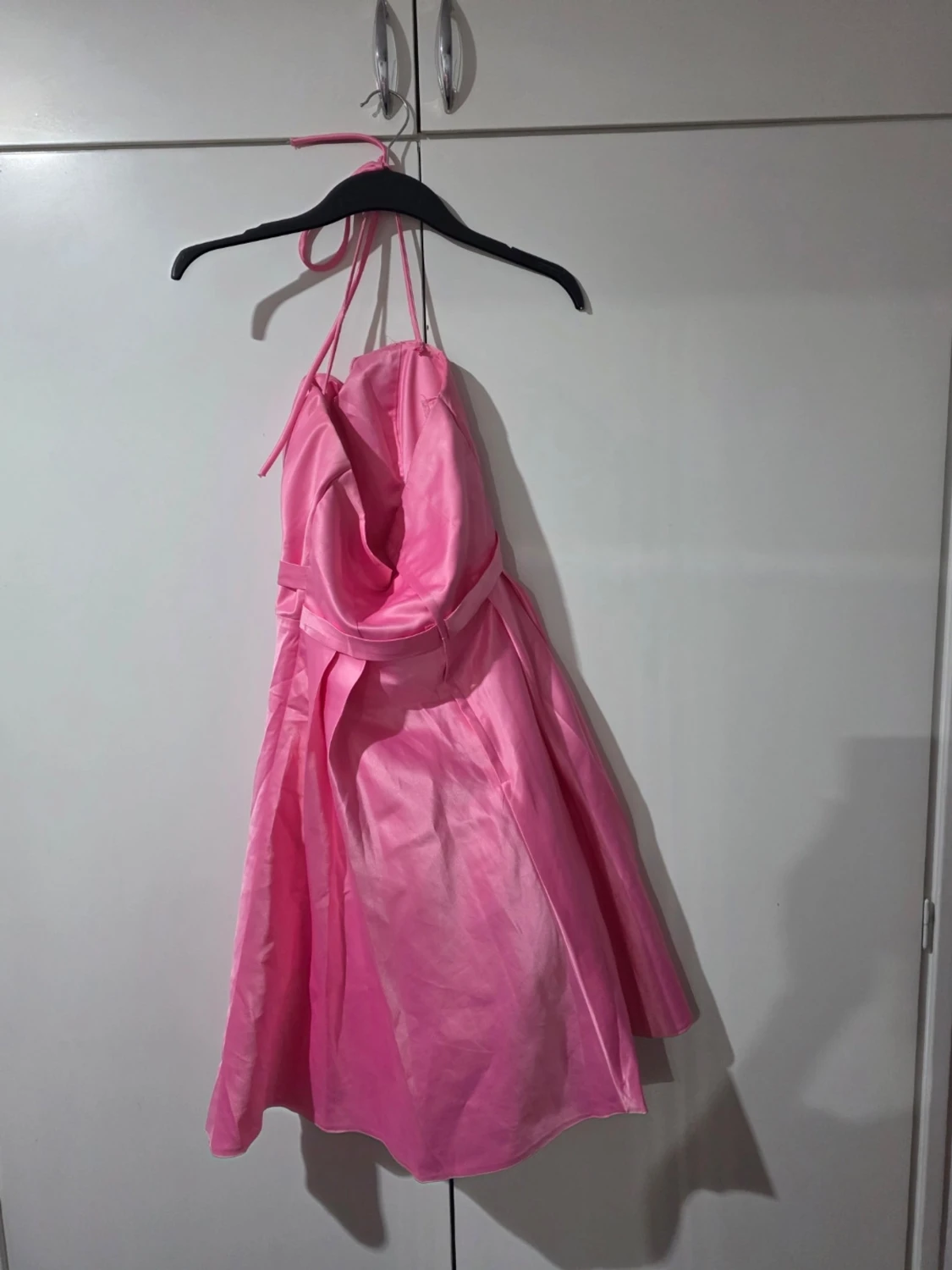 Rosa halterneck klänning med pärldetalj - 1