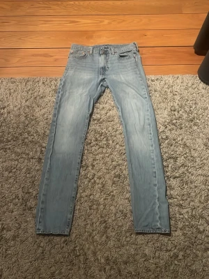 Levi's 510 - Ljusblå skinny jeans från Levi's med klassisk femficksdesign och diskret slitning framtill. Jeansen har normal midja och raka ben. Perfekta för en avslappnad och trendig look.                              W30, L32