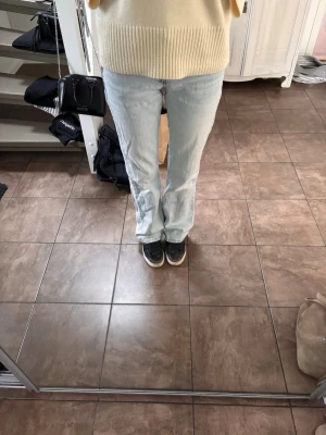 Ljusblå raka jeans - Säljer ett par ljusblå jeans i straight modell och klassisk femficksdesign. Jeansen har low-mid waist. Köpta på zalando men kommer från Pull & Bear. Små slitningar längst ner baktill på båda byxbenen. Har också tappat lite i stretchen på framsidan upptill men inget man tänker på mycket på. Storlek 36. Midjemått tvärs över ca 36 cm och innerbenslängd ca 79 cm. Passar bra i längden för mig som är 170 cm. Nypris 399. Skicka ett meddelandet om du har några frågor💕