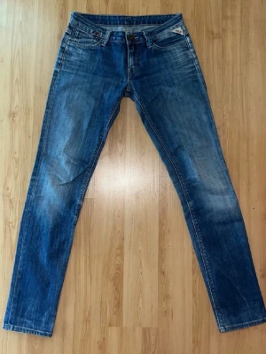 Replay jeans  - Snygga Repaly jeans i blå färg med konstant mönster. Midja 35cm, längd 97cm. JAG SKICKAR EJ FLER BILDER NÄR JAG BÄR JEANSEN! för bättre inblick i passformen rekommenderar jag att googla på modellnamnet. För storleksguide kolla måtten noggrant då jeansen alltid kan vara uppsydda heller krympta och jag ej tar emot returer :) s6,3