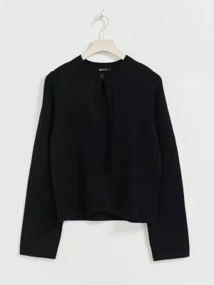 Svart kofta med knapp från ginatricot - En stilren svart kofta från ginatricot med en knapp framtill