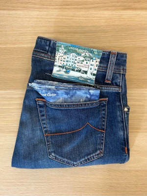 Jacob Cohën Limited Edition Jeans | Portofino - Exklusiva limited edition cohën jeans i modellen Portofino som inte säljs längre, väldigt sällsynta | W30/L30 | Defekter: Ja, lätta slitningar | Midja: 39 cm | Längd: 98 cm | Innerben: 76 cm | Måttavvikelser +-1 cm | Modellen är 175 cm och väger 70 kg | Tveka inte att kontakta mig vid frågor😁