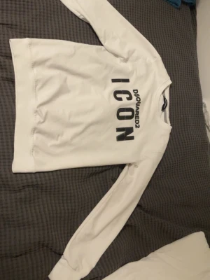 Vit sweatshirt från Dsquared2 ICON - Äkta dsquared2 kofta storlek S passar 173-181