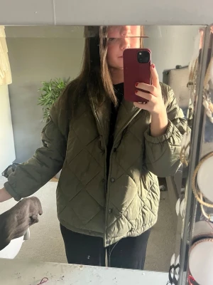 Vårjacka - såsåså fin jacka nu till vår med lite kortare ärm, quiltad och puffig modell. okänt märke köpte secondhand✨✨✨✨💝💝