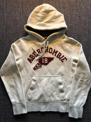 Abercrombie & fitch hoodie ~ Sällsynt - Säljer nu denna tröjan ifrån ” Abercrombie & F” Storlek S | Sällsynt modell | perfekt nu till våren | Frågor och fundering meddela direkt,😊 Obs kan även gå ner i (pris) vid snabb affär! Fraktas inom 24h 📦 obs sliten design 