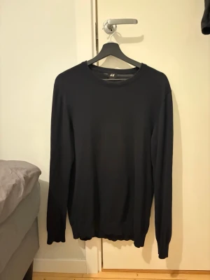 Svart stickad tröja  - En svart finstickad tröja från HM i mycket fint skick.