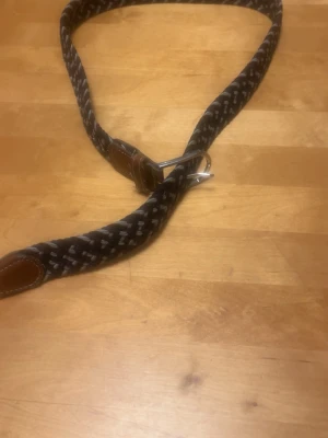 Mörkblå flätat bälte  - Skick 8/10 användt utan defekter 102cm!