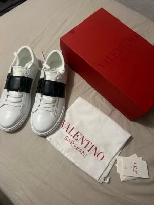 helt ny 😎 Valentino Open Sneaker Svart Black 43 - skriv vid frågor eller funderingar!! skickar literally nästa dag. dem är helt nya, vit låda och påse kommer med. Först till kvarn så om många skriver så är det bara och köra på 😎~ ‼️‼️🔥10/10 kondition, helt nya~