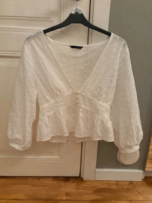 Blus - Säljer min fina blus från Zara, då jag inte får användning för den. På lappen står det strl L, men skulle mer säga att det är en S/M