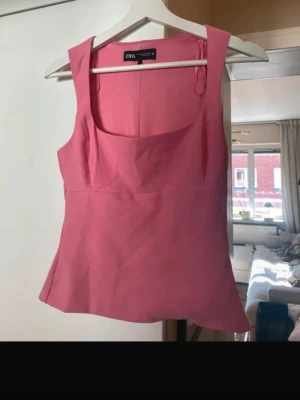 Rosa topp från Zara💓 - Snygg rosa topp från Zara som tyvärr inte kommer till användning💓 lite trasig vid kedjan annars har de inga defekter alls💓