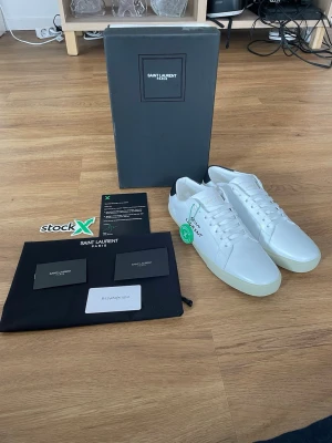 Vita Saint Laurent Court Classic sneakers - Ett par överfeta saint Laurent court classics. Riktigt snygga nu till våren. Hör gärna av er vid prisförslag eller funderingar☺️Obs f@k3!!