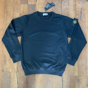 Svart stickad tröja från Stone Island - Stone Island-tröja i nyskick, aldrig använd och helt utan skador. Kommer från ett rökfritt hem.   Kan skickas samma dag om beställningen görs innan kl. 14.  Skicka gärna ett meddelande om du har frågor eller vill föreslå ett pris🙂