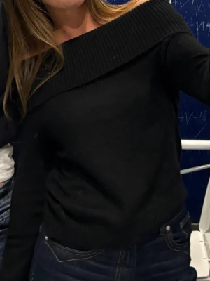 Svart topp - Stickad Off shoulder topp