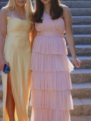 Ljusrosa balklänning - INTRESSEKOLL!!! Jättefin balklänning 💖Storlek 36. Assymetrisk överdel