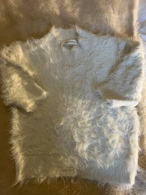 Vit fluffig stickad tröja Carin Wester -  Säljer denna tröja från Karin väster i storlek Xs. Nypris 499 kr säljer för 250 kr, Kan alltid tänka mig gå ner i pris vid snabb affär. Fint skick. 