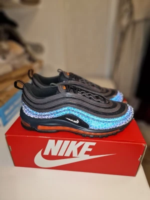 Oanvända Nike Air Max 97 Reflective  - Helt nya i original låda. Storlek 44.5. Special Edition som är sällsynta och är svåra att få tag på. Med unikt reflexmönster runtom skorna. Inga trades eller skambud, tack. Finns att hämta i  Uppsala eller skickas mot porto 