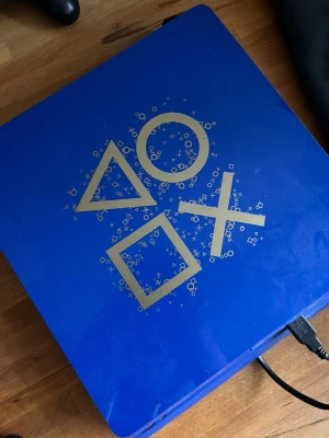 PS4 limited edition+ två kontroller - Säljer mitt PS4 limited edition som ja inte får igång. Den sluta bara funka från ingenstans men är nog inget svårt att fixa för nån som är lite kunnig. Säljs för ganska mycket om den funkar för den här modellen är jätte svår att få tag i