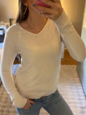 Vit stickad tröja från VILA - Enkel stickad tröja med v ring från vila. Använd fåtal gånger. 