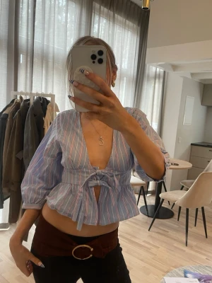 Skjorta blus från Zara, använd 1 gång - Super snygg blus från Zara perfekt till sommaren 