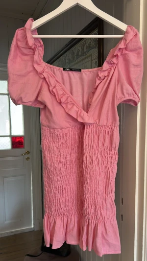 Rosa volangklänning från Zara - Supersöt rosa klänning från Zara med puffärmar, v-ringning och volangdetaljer, en sommardröm!💕