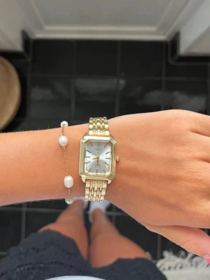 Klocka guld  - Säljer en jättefin klocka som inte kommer till användning. Fick i julklapp för cirka 2 år sedan, så vet därför inte varifrån den är köpt. För stor för mig. Den är aldrig använd. Klockan är inte äkta guld☺️