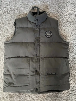 Mörkgrå dunväst från Canada Goose - Tjena, säljer nu denna black label väst från Canada goose! Västen är av nån äldre modell, priset är inte fast! Och tveka inte på att höra av dig vid frågor!